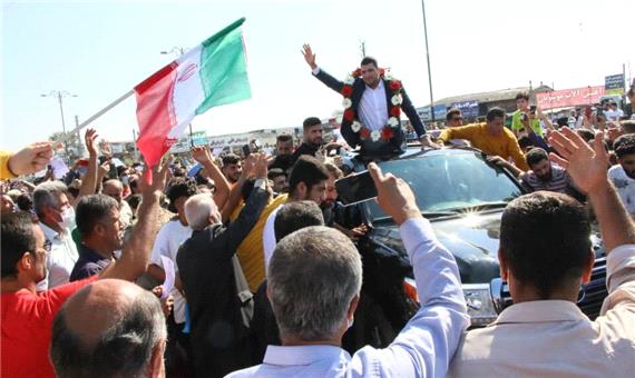 قهرمان سنگین‌وزن کشتی فرنگی جهان با استقبال بابلی‌ها به زادگاهش بازگشت