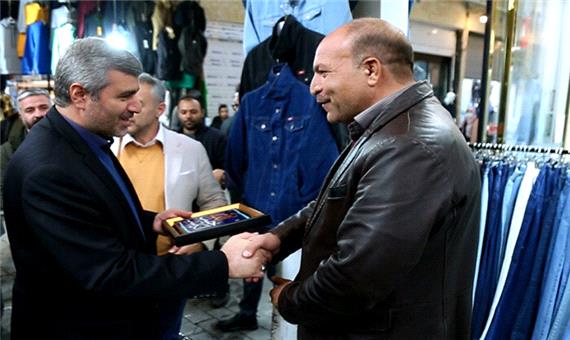 تجلیل از صاحبان 24 واحد صنفی در بازار کفاش‌ها