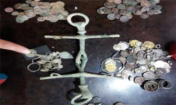 کشف 79 قطعه شی تاریخی در عباس‌آباد
