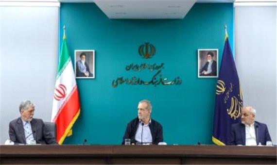 پزشکیان: هر کسی بتواند بخشی از مشکلات را حل کند، میدان عمل را در اختیارش قرار می‌دهیم