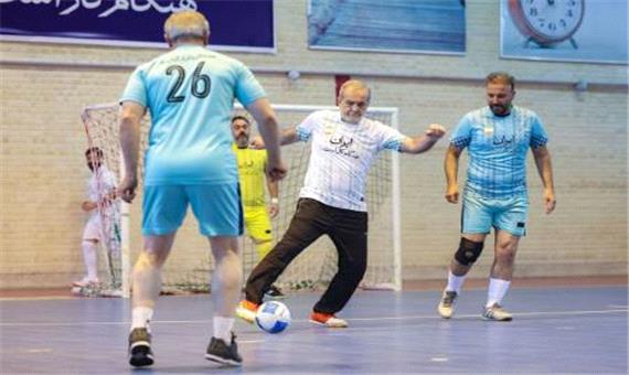 پزشکیان با کارگران فوتبال بازی کرد