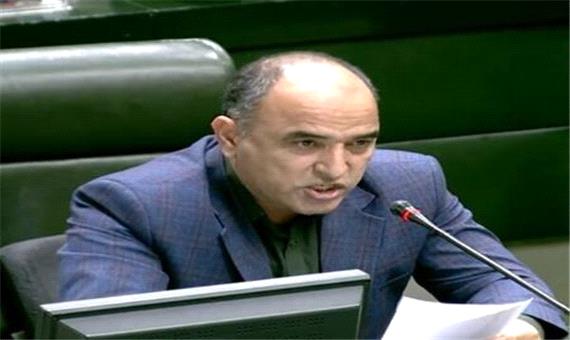 انتقاد تند یک نماینده مجلس از اظهارات همتی و میرسلیم: عده‌ای در داخل با اظهارنظرهای بیجای خود به نظام ضرباتی می‌زنند