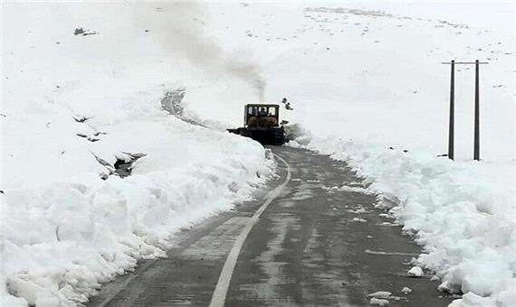 عملیات برف روبی شهر آلاشت در حال انجام است