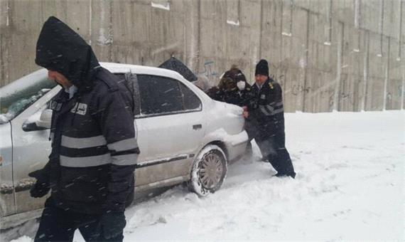 امدادرسانی پلیس مازندران به خودروها و مسافران گرفتار در برف و کولاک