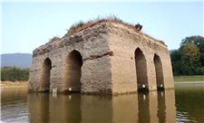 دلیل شکاف روی بنای تاریخی دریاچه عباس‌آباد چیست؟