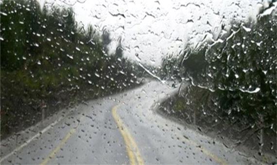 بارش باران و لغزندگی جاده‌های پایین‌دست