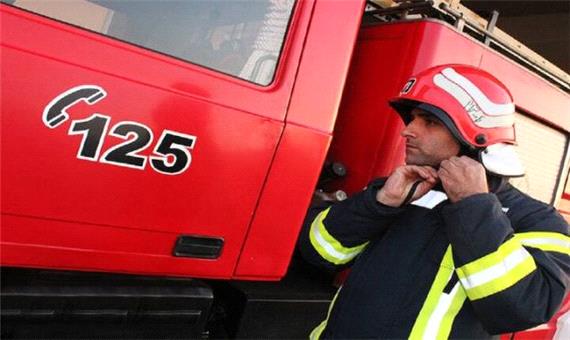 اعزام 20 آتش‌نشان به حادثه آتش‌سوزی انبار قطعات جارو برقی
