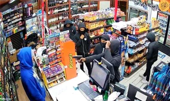 (ویدئو) پنج سارق نوجوان پول‌های یک فروشگاه را غارت کردند