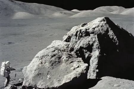 خورشید باعث شکل‌گیری آب در ماه شده است