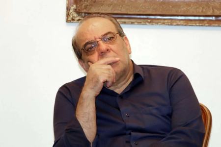 انتقاد عباس عبدی از دستگاه اطلاعاتی کشور: نباید کار آنها خواندن روزنامه و سایت و دستور حذف خبر و تیتر باشد