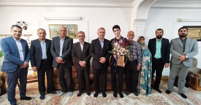 حضور در کنار نخبگان؛ مدیرکل آموزش و پرورش مازندران در خانه رتبه‌تک‌رقمی ساری