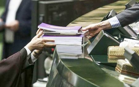 روزنامه جمهوری اسلامی: دست تشکلهای بی دستاورد مریدپرور و بنیادهای خصوصی و خانوادگی را از بودجه کشور قطع کنید