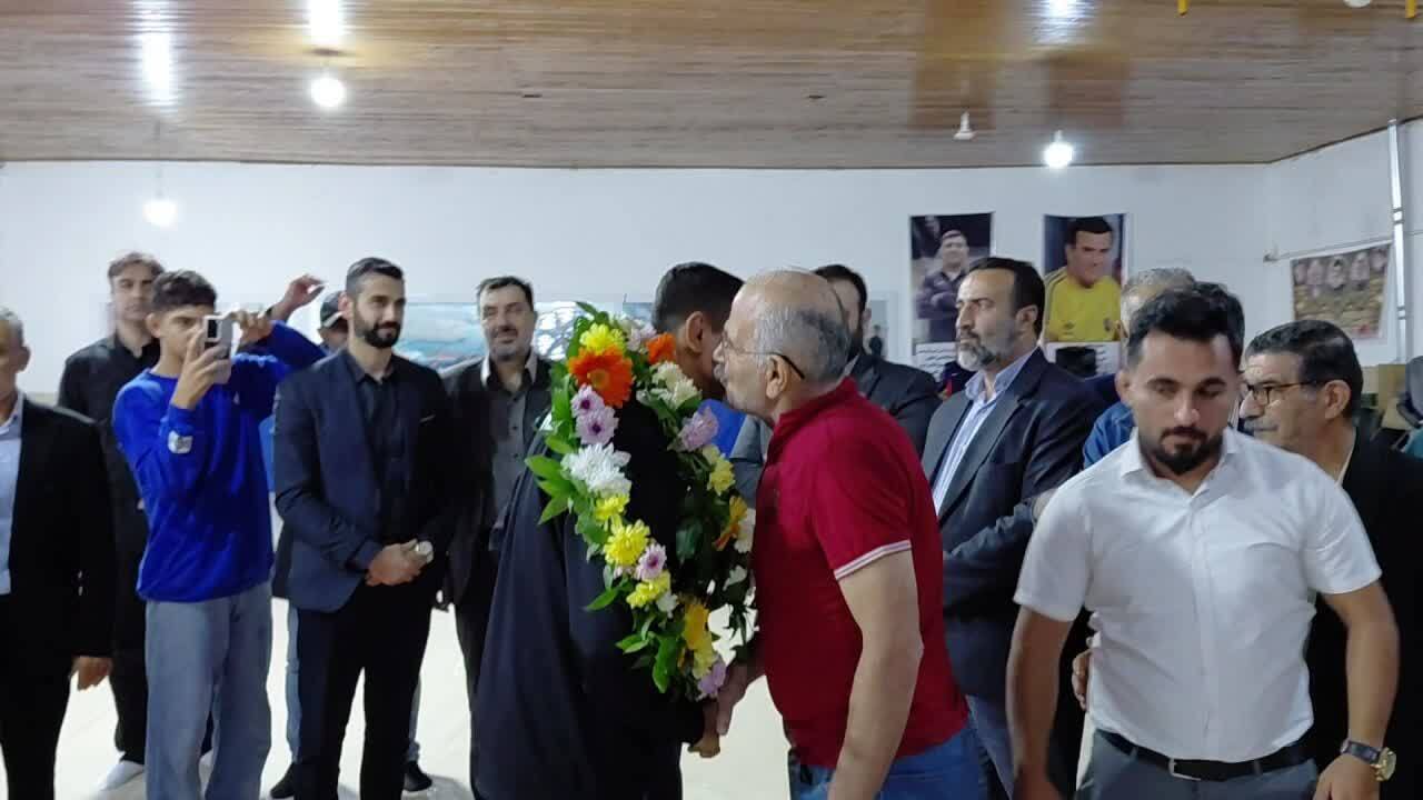 استقبال مردم محمودآباد از دارنده نشان برنز کشتی ساحلی جهان