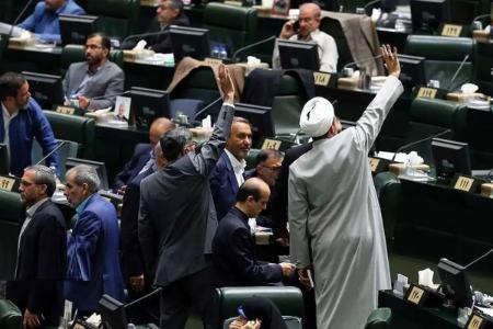روزنامه هم میهن: تندروهای داخلی، خودشیفته‌هایی هستند که با وجود شعار علیه غرب، روشهای آنها را کاملا اجرا می‌کنند