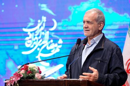 پزشکیان: نخبه کسی است که اگر به مشکل برخورد، در نرود