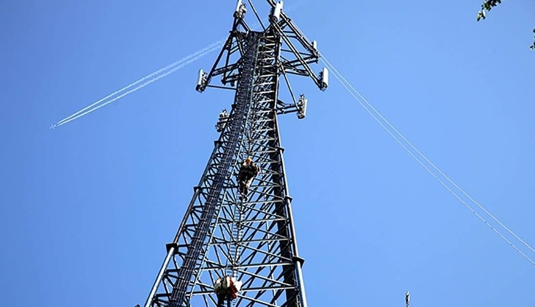 سقوط دکل مخابراتی بر روی سقف یک منزل!