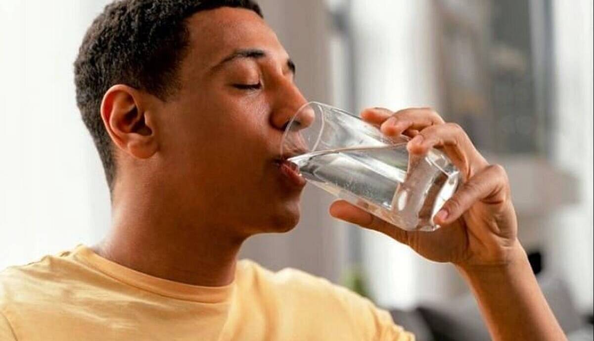 چرا متخصصان نوشیدن آب گرم با معده خالی را توصیه می‌کنند؟