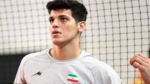 لحظه تلخ بوسیدن دست صابر کاظمی توسط پدرش در آی‌سی‌یو