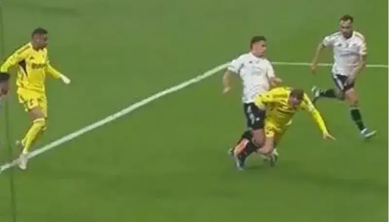 جنجالی‌ترین دربی؛ داور باید از استانبول فرار کند!