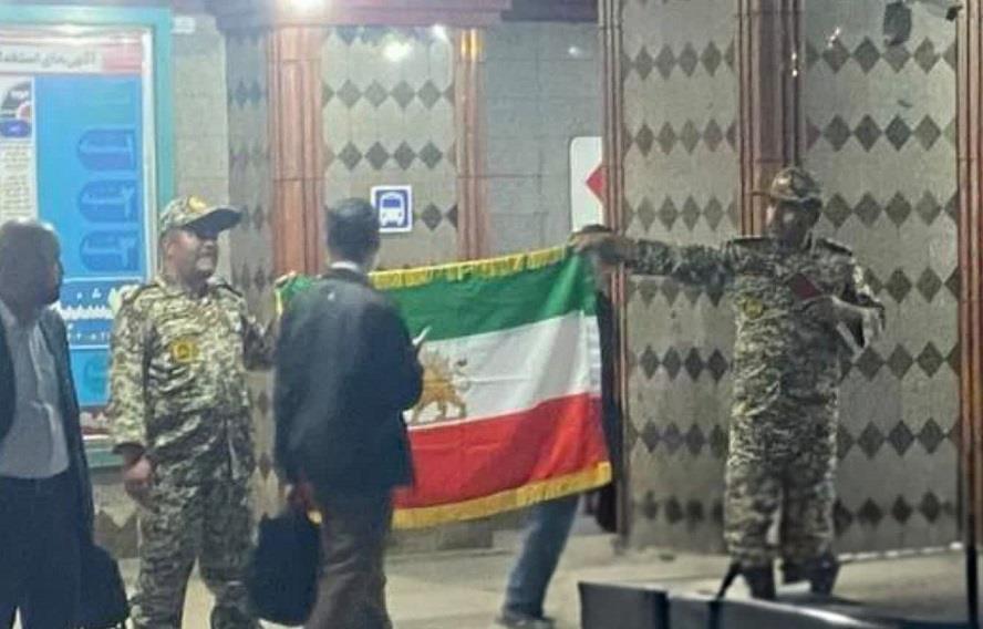 ماجرای بازداشت دو نظامی معترض با پرچم شیر و خورشید در متروی تهران