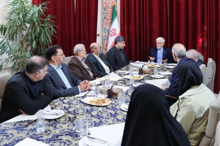 عارف: خودسوزی جوان اهوازی و خودکشی یک روزنامه‌نگار پیام و سیگنالی جدی برای جامعه و حاکمیت است