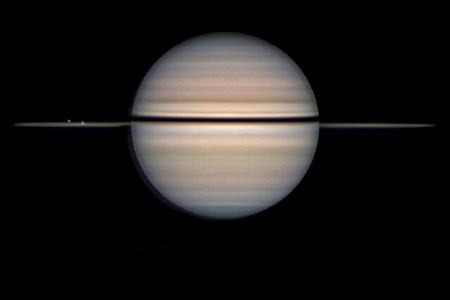 عکس روز ناسا از گذر قمرهای یخی از برابر حلقه‌های زحل