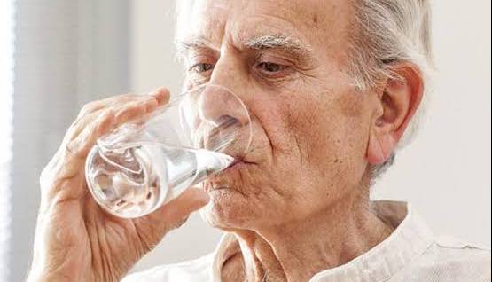 چرا بدن سالمندان نباید کم‌آب شود؟