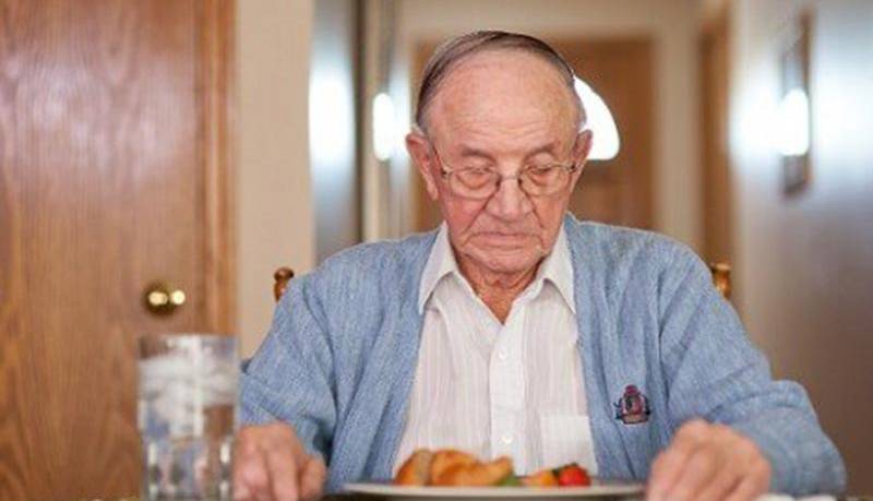 چرا تنها غذاخوردن برای سالمندان سم است؟