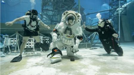 فضانوردان ناسا با لباس فضایی جدید به آب زدند