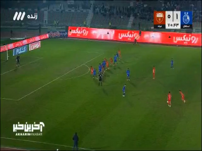 ضربه سر بازیکن فولاد به تیر دروازه استقلال برخورد و در ادامه آفساید اعلام شد