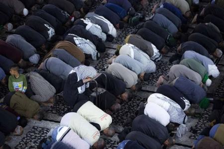 روزنامه اطلاعات: قبل آنکه دل به نماز باران ببندیم و سخنرانی‌های ایدئولوژیک کنیم، روی زمین دنبال حل مشکلات بگردیم