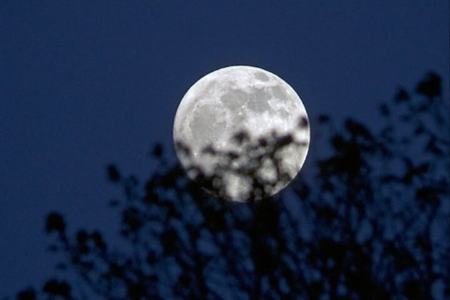 ماه در حضیض زمینی قرار می‌گیرد