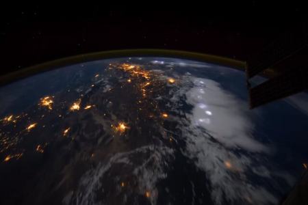 عکس روز ناسا از پرواز شب‌هنگام بر فراز زمین