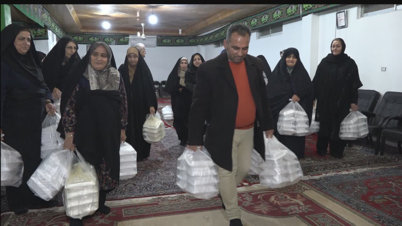 پخت ۳۰۰ پرس غذای گرم و تحویل به نیازمندان