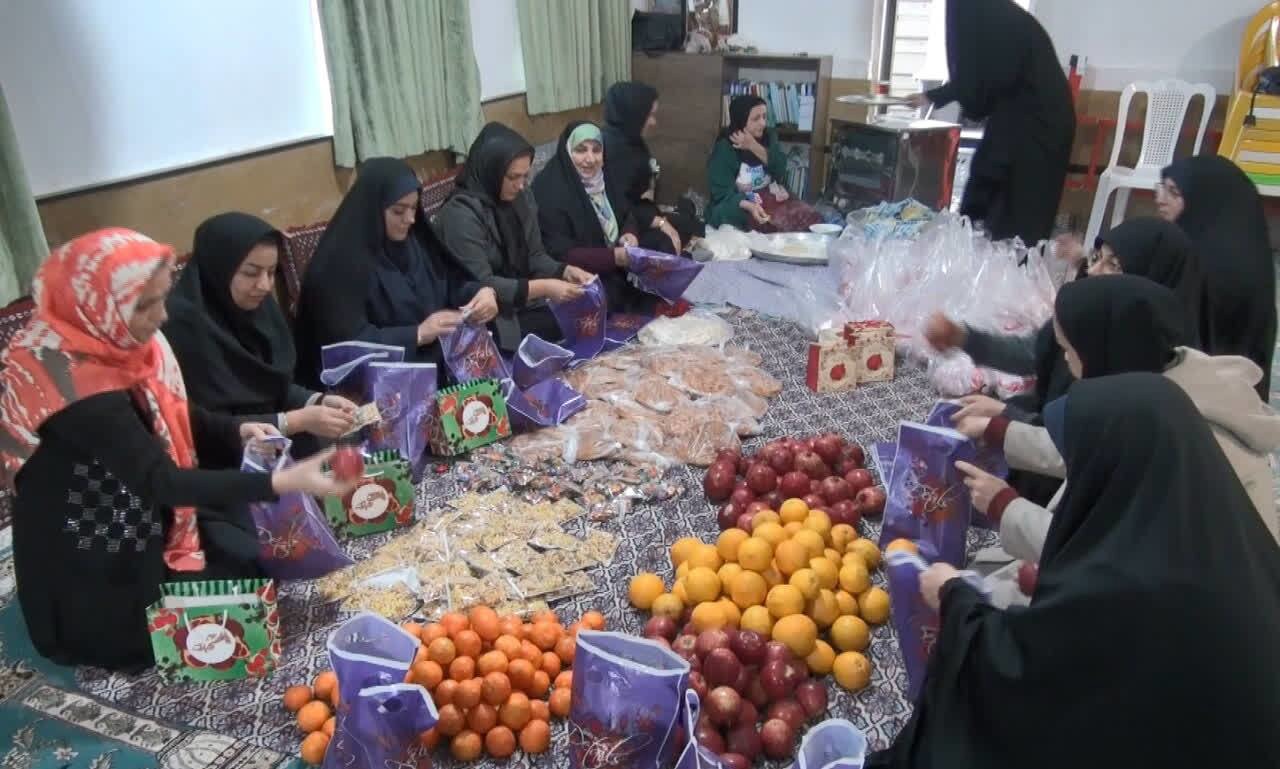 توزیع بسته‌های یلدایی در عباس آباد