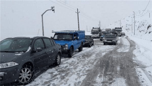 بارش برف ۴۰ روستای بخش لاریجان مازندران را سفیدپوش کرد