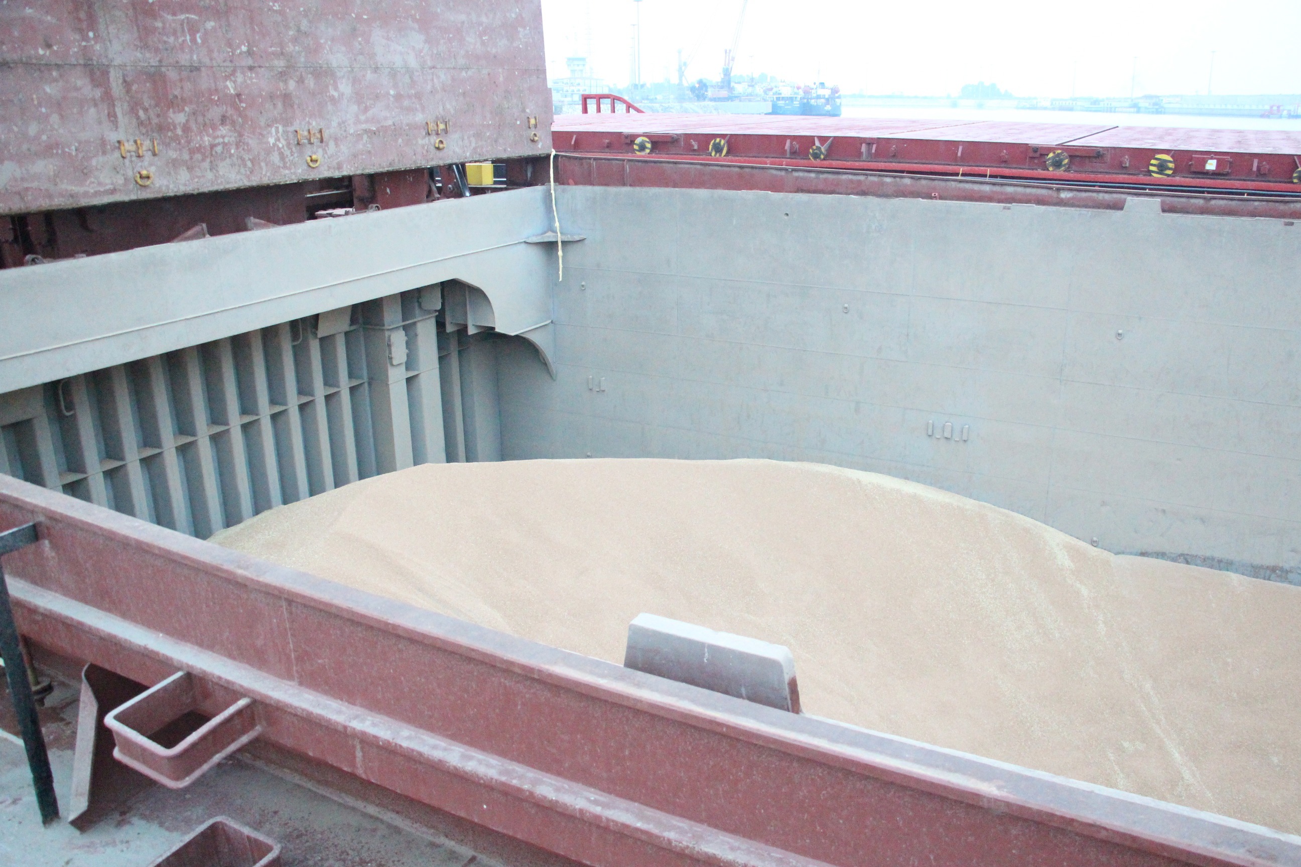 ورود کشتی ۳ هزار تنی گندم کیفی به بندر نوشهر