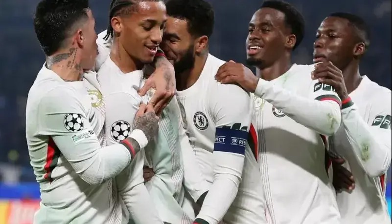 روزنیور: روزی ۴ بار با مدیران چلسی صحبت می‌کنم!