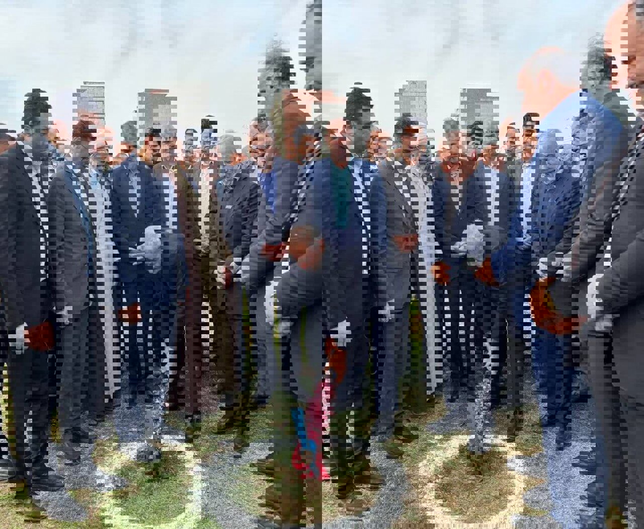 نبیان: ۴۰۰ مدرسه در کشور در حال ساخت است