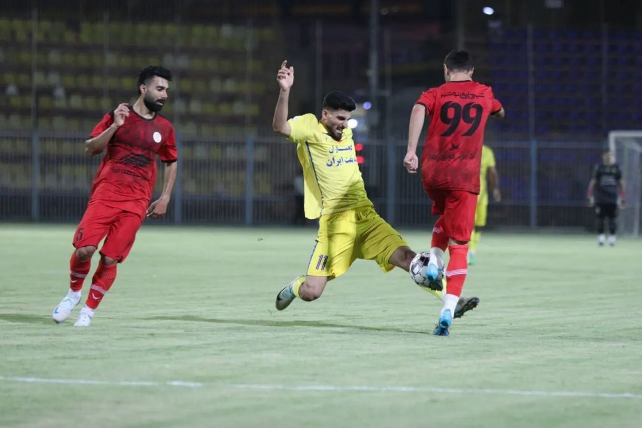 تساوی شهرداری نوشهر در هوای بارانی