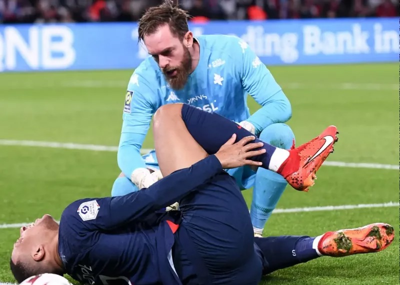 امباپه آشغال است، جلوی دوربین نقش بازی می‌کند!