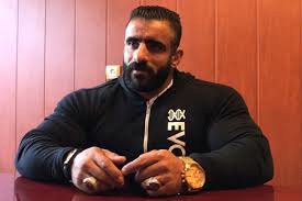 پسری که دستاش از پاهاش قوی‌تره؛ روی دست هادی چوپان شنا رفت!