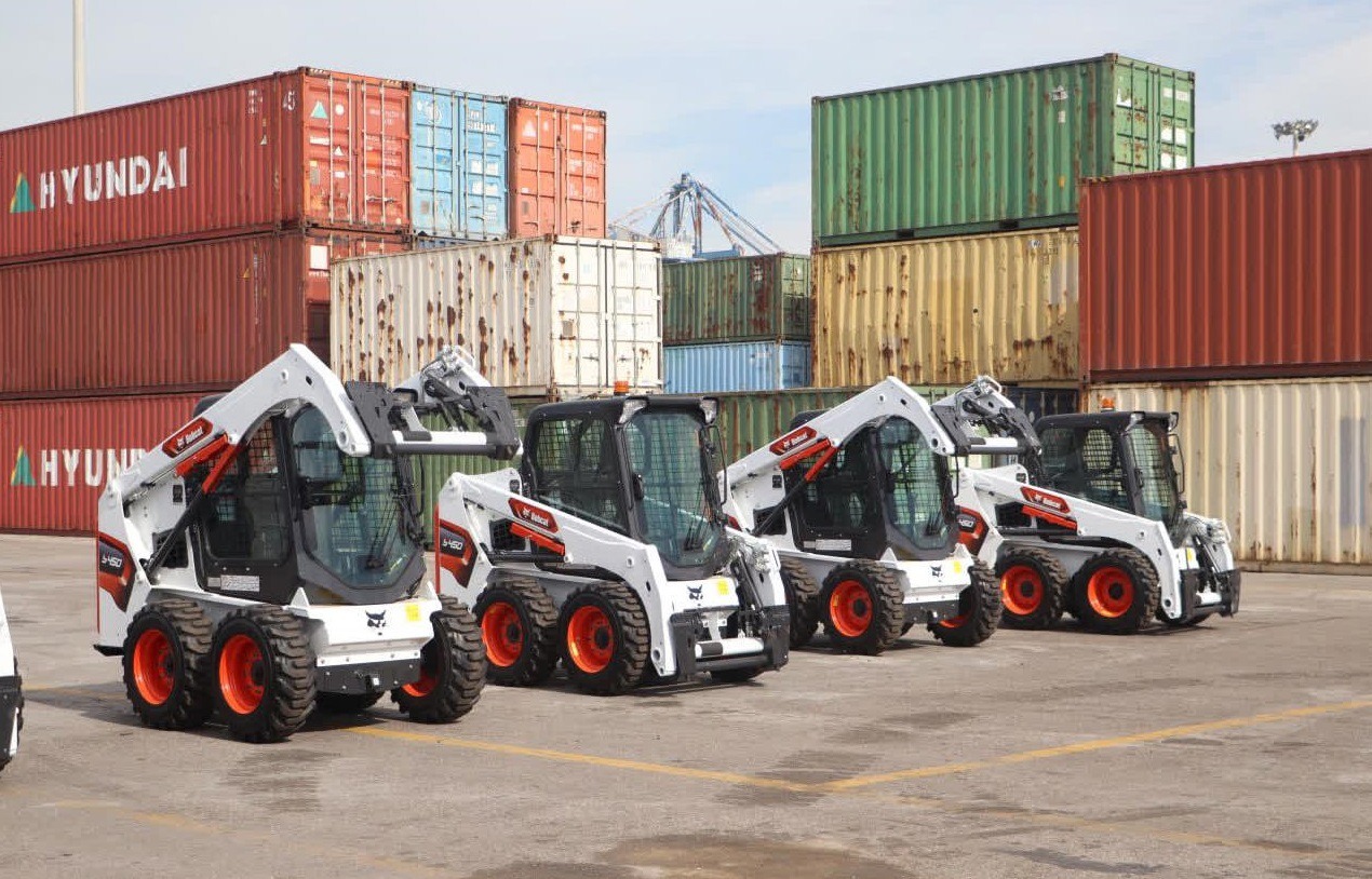 نخستین محموله ماشین‌آلات عمرانی شهرداری‌ها از منطقه آزاد وارد بندر شد