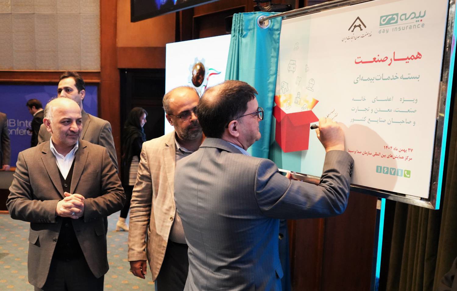 قائم مقام وزیر صمت از بسته بیمه ای «همیار صنعت» بیمه دی رونمایی کرد/راهکار جامع بیمه دی برای مدیریت ریسک صنایع کشور