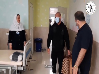 قهرمان کشتی با سر تراشیده از کودکان سرطانی عیادت کرد