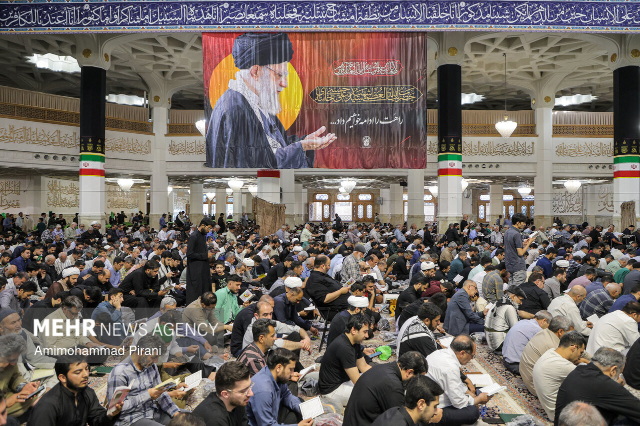 صحن امامزاده ابراهیم آمل غرق در اشک و دعا