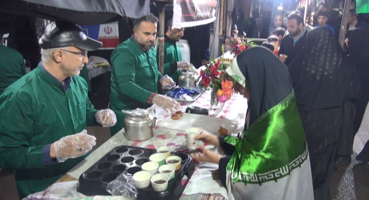 خدمت‌رسانی به بیش از ۱۰۰ هزار زائر در موکب رهروان رهبر شهید در عباس‌آباد