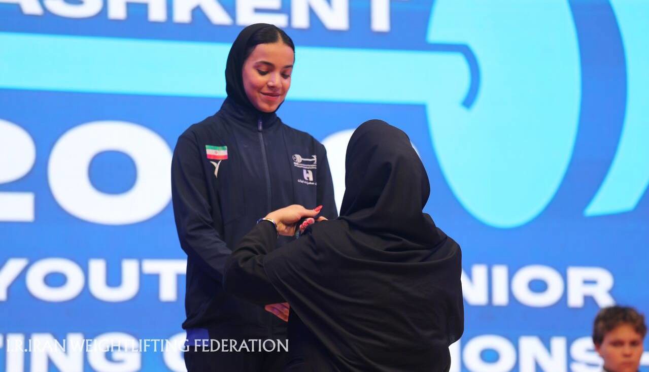 کُری خوانی دختر نوجوان برای قهرمان وزنه‌برداری جهان | آخرین خبر