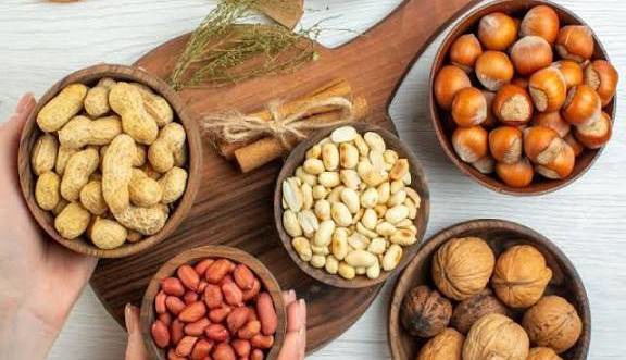 برای کاهش کلسترول فندق بهتر است یا بادام‌زمینی؟