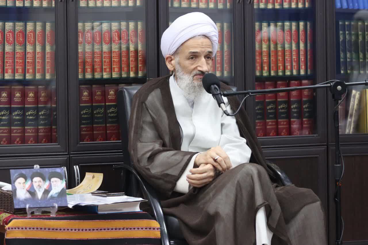 روحانیون پای کار مشکلات مردم باشند